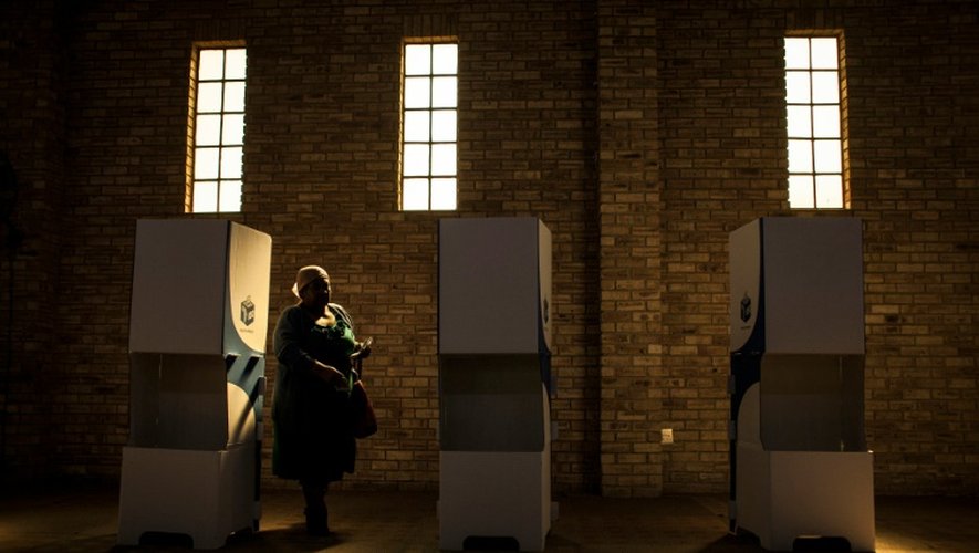 Des Sud-Africains votent lors des municipales le 3 août 2016 à Soweto
