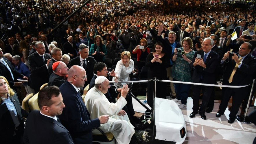 Le pape François acclamé par la foule des fidèles à son arrivée au Madison Square Garden le 25 septembre 2015 à New York