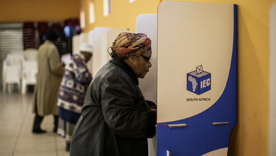 Des Sud-Africains votent lors des municipales le 3 août 2016 à Johannesburg