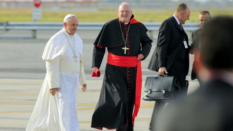 Le pape François et l'Archevèque de New York Timothy Dolan marchent en direction de l'avion à destination de Philadelphie, le 26 septembre 2015