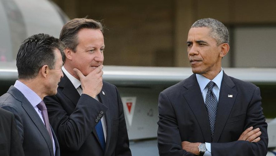 (g-d): le secrétaire général de l'OTan, Anders Fogh Rasmussen, le Premier ministre britannique David Cameron et le président américain Barack Obama, au 2e jour du sommet de l'Otan, le 5 septembre 2014 à Newport