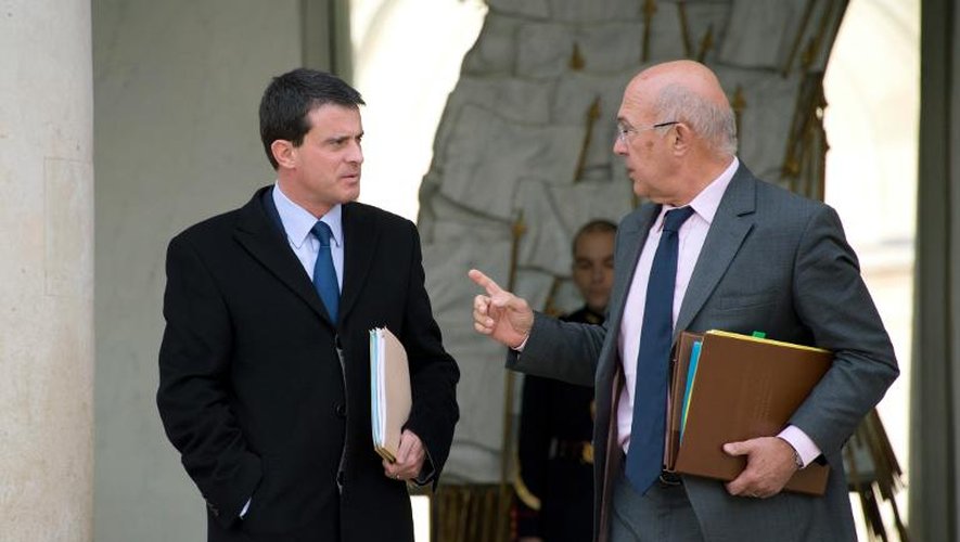 Manuel Valls et Michel Sapin à la sortie du Conseil des ministres le 20 novembre 2013 à l'Elysée