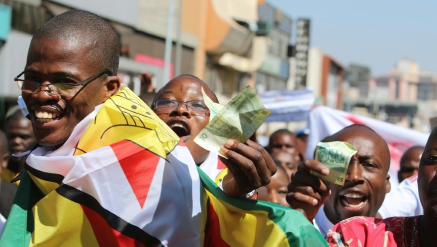 Des manifestants opposés à la politique économique du gouvernement, à Harare le 3 août 2016