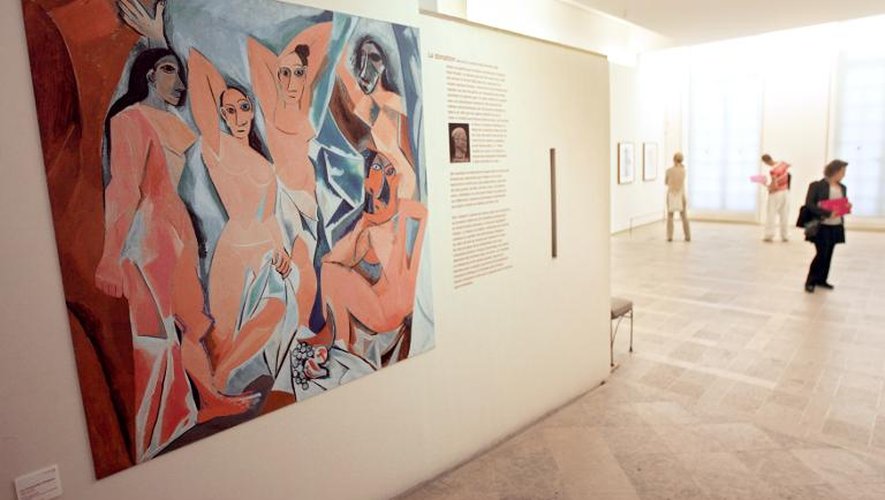 Des visiteurs près de l'oeuvre maîtresse de Picasso "les Demoiselles d'Avignon" exposée au musée Picasso, photographiés le 27 septembre 2005