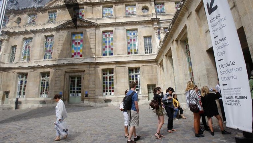 Des visiteurs devant le musée Picasso photographiés le 17 aout 2009, avant la fermeture du musée pour rénovation, qui devrait réouvrir en juin 2014
