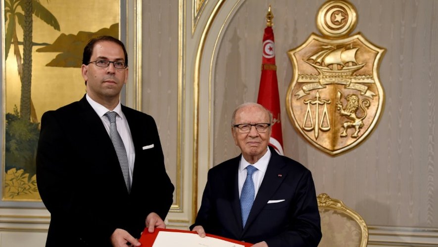 Le président Beji Caid Essebsi (à d.) et Youssef Chahed (à g.) le 3 août 2016 dans le palais présidentiel à Carthage