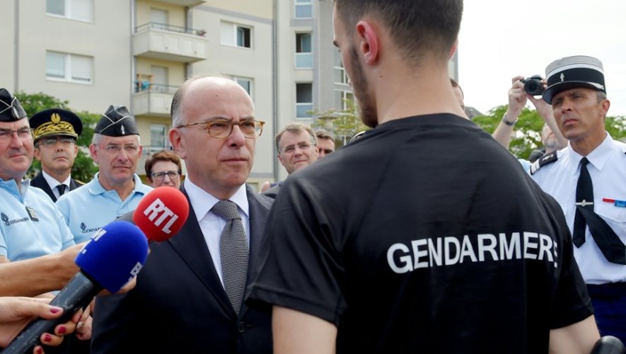 Le ministre de l'Intérieur Bernard Cazeneuve s'adresse à un réserviste lors d'une visite à une base militaire à Orléans, le 1er août 2016