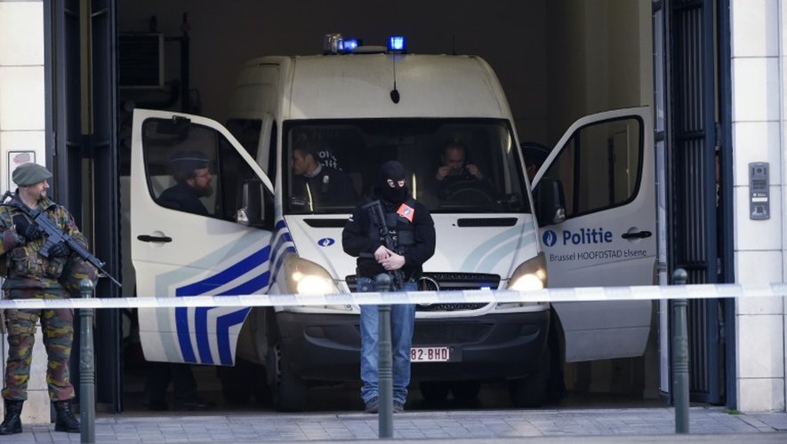 Des officiers de police montent la garde près du tribunal de Bruxelles pendant l'audition de Mohamed Abrini, le 13 avril 2016