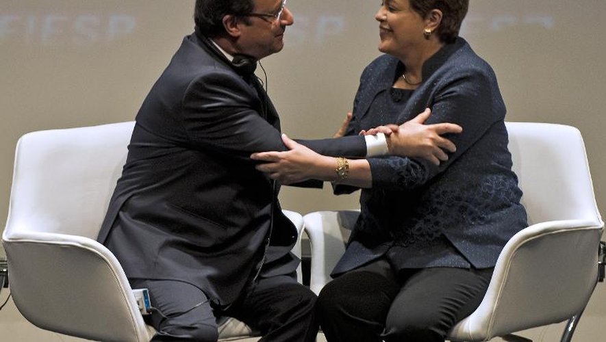 Le président François Hollande en compagnie de son homologue brésilienne Dilma Rousseff le 13 décembre 2013 à Sao Paulo
