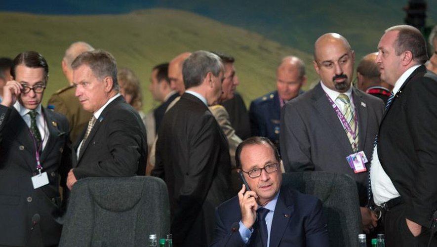 François Hollande au téléphone lors du sommet de l'Otan le 4 septembre 2014 à New Port