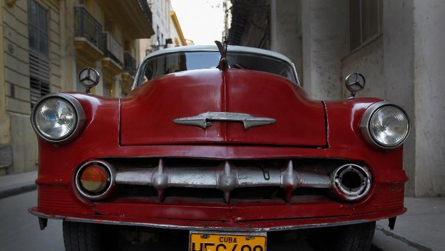 Une vieille voiture américaine dans les rues de La Havane, le 26 mars 2012
