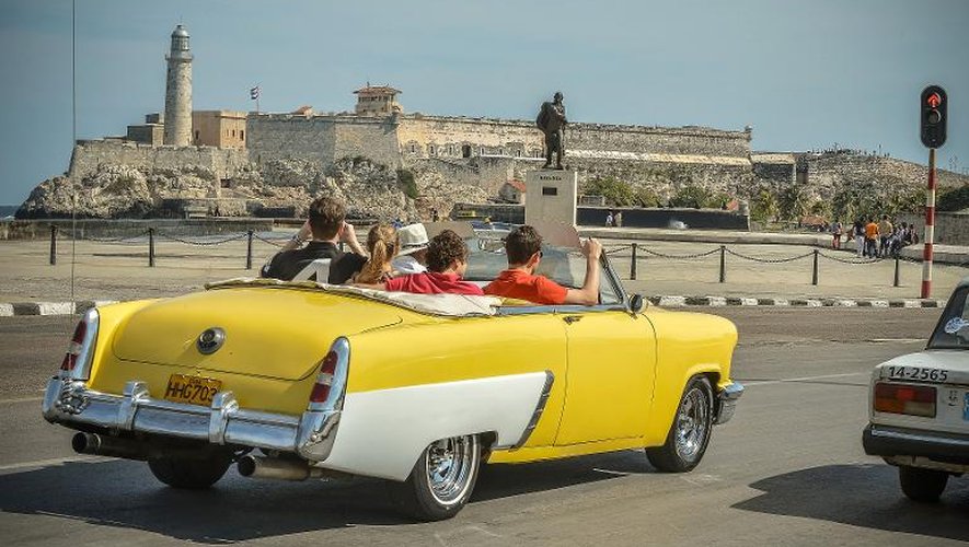 Des touristes font une promenade dans une Mercury restaurée à La Havane le 18 mars 2013