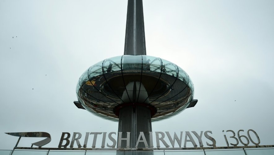 La tour i360, un mât en acier de 162 mètres de haut, est cerclée d'une capsule en verre qui glisse doucement de bas en haut et inversement