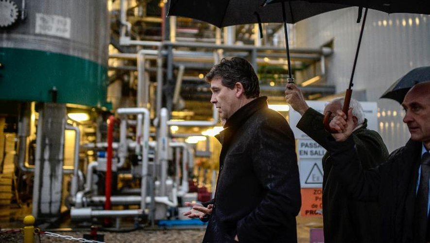 Le ministre du Redressement productif Arnaud Montebourg en visite dans l'usine chimique de Kem One à Balan, le 19 décembre 2013