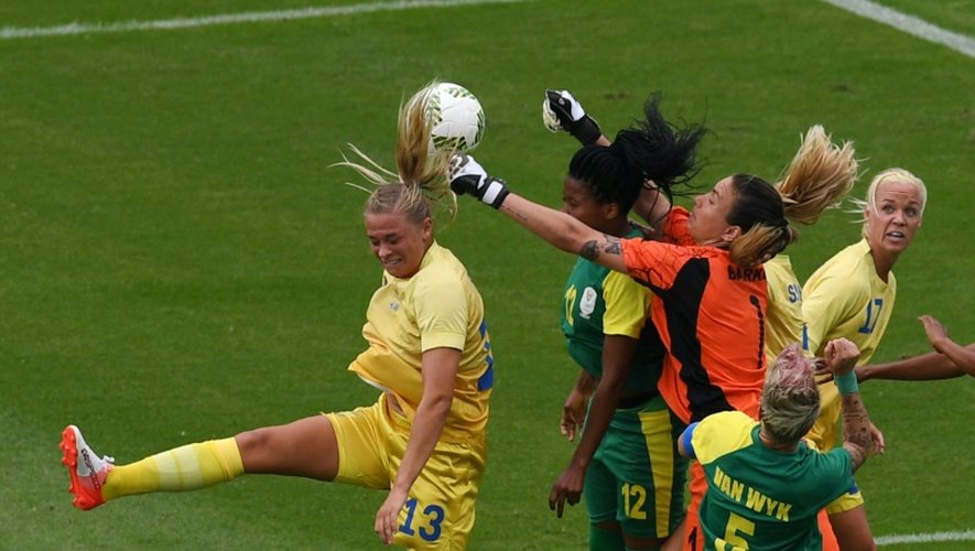 La gardienne sud-africaine Roxanne Barker s'impose devant la Suédoise Fridolina Rolfo (N.13) aux JO de Rio, le 3 août 2016 à Maracana