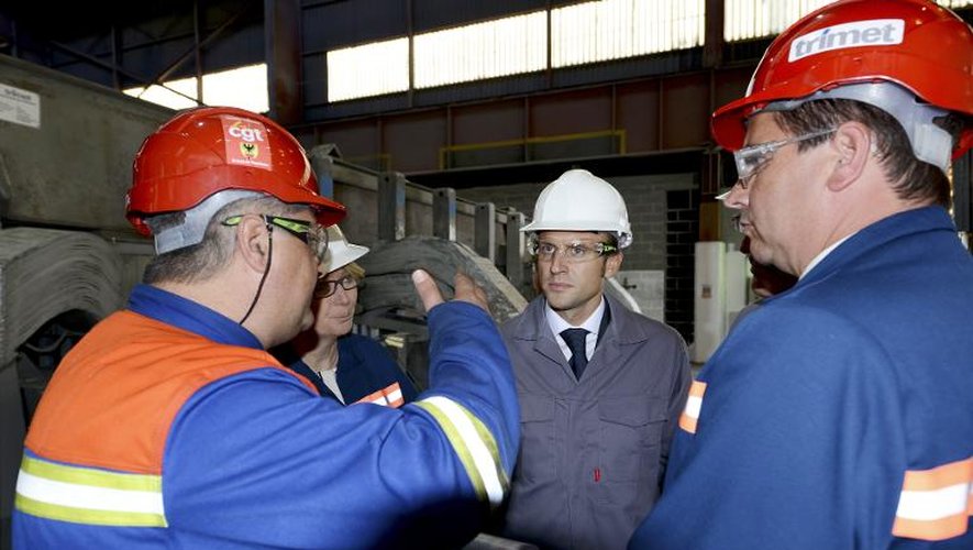 Le ministre de l'Economie, Emmanuel Macron lors de la visite d'une fabrique d'aluminium à Saint-Jean-de-Maurienne en Savoie, le 6 septembre 2014