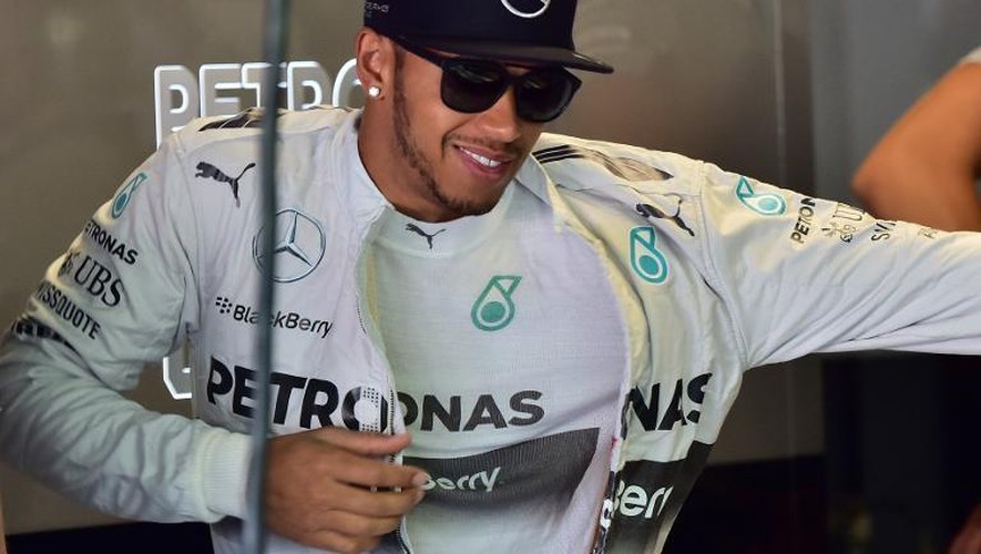 Le Britannique Lewis Hamilton (Mercedes) dans les stands avant les qualifications du GP d'Italie le 6 septembre 2014 à Monza