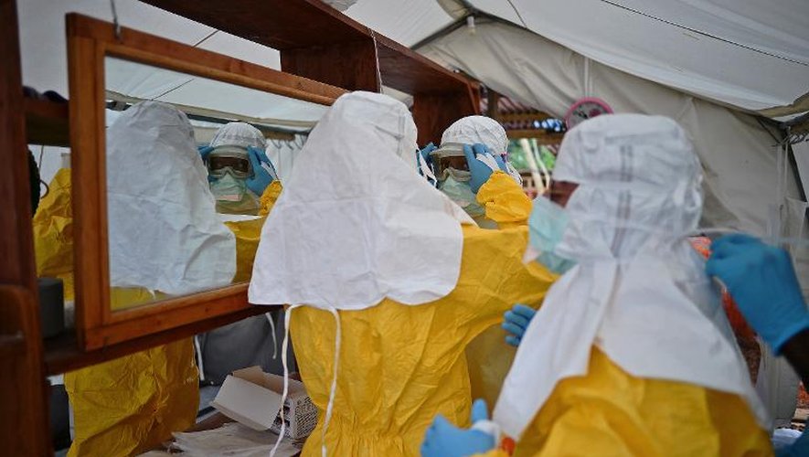 Des équipes de MSF dans un centre de traitement d'Ebola à Kailahun, en Sierra Leone, le 15 août 2014