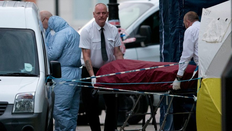 Le corps d'une femme tuée lors d'une attaque au couteau à Russell Square, est emmené sur une civière le 4 août 2016 à Londres
