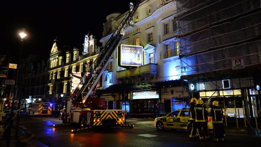 Pompiers et policiers devant l'Apollo Theatre qui s'est effondré le 19 décembre 2013 à Londres