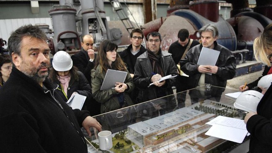 Luc Besson le 29 février 2008 à Saint-Denis, lors de la présentation aux journalistes de la maquette de son projet de Cité du cinéma