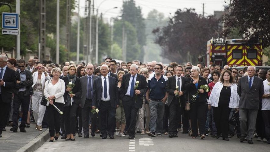 Marche blanche aux victimes de l'explosion qui a tué 8 personnes dans un immeuble de Rosny-sous-Bois (Seine-Saint-Denis), le 6 septembre 2014