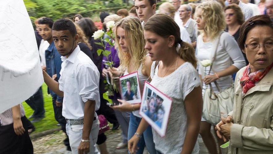 Marche blanche en hommage aux victimes de l'explosion qui a tué 8 personnes dans un immeuble de Rosny-sous-Bois (Seine-Saint-Denis), le 6 septembre 2014