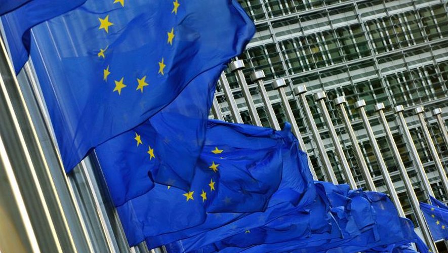 Le drapeau étoilé symbole de la Commission européenne, à laquelle l'agence d'évaluation Standard and Poor's a retiré vendredi la note "AAA" au lendemain du sommet européen de Bruxelles