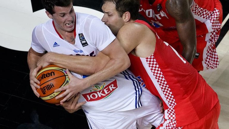 Le meneur de jeu des Bleus Thomas Heurtel (g) lutte pour une possession avec le Croate Bojan Bogdanovic au Mondial de basket, le 6 septembre 2014 à Madrid