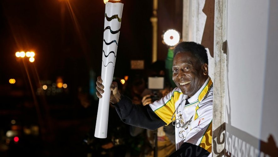 Le "roi" Pelé avec la torche olympique le 22 juillet 2016 à Santos dans l'état de Sao Paulo