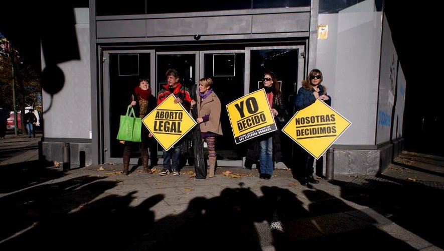 Des femmes manifestent pour le droit à l'avortement devant le siège du Parti populaire espagnol, le 20 décembre 2013 à Madrid