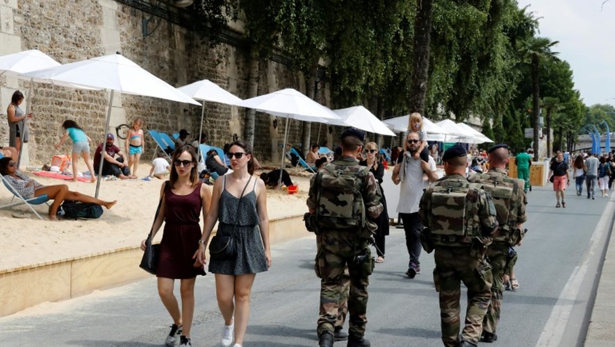 Militaires français en patrouille à "Paris Plages" le 22 juillet 2016 à Paris