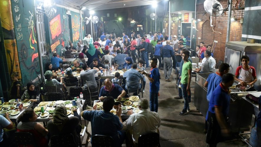Des Egyptiens dînent dans un restaurant de la banlieue nord du Caire le 1er septembre 2015