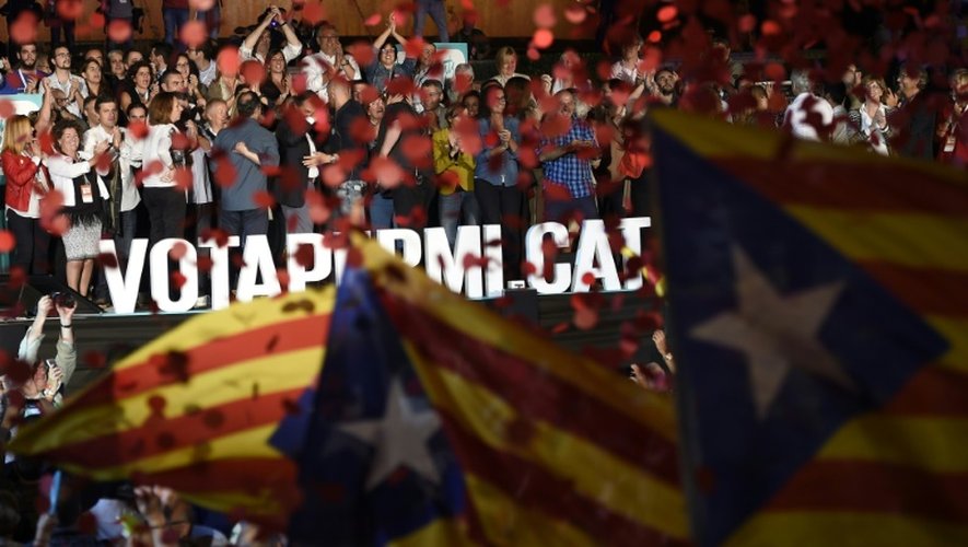 Des militants agitent des drapeaux pro-indépendantistes lors d'un dernier meeting de campagne électorale le 25 septembre 2015 à Barcelone