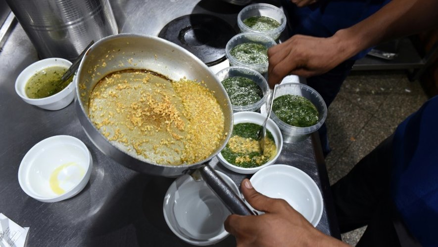 Un cuisinier prépare un plat dans un restaurant d'une banlieue nord du Caire le 1er septembre 2015