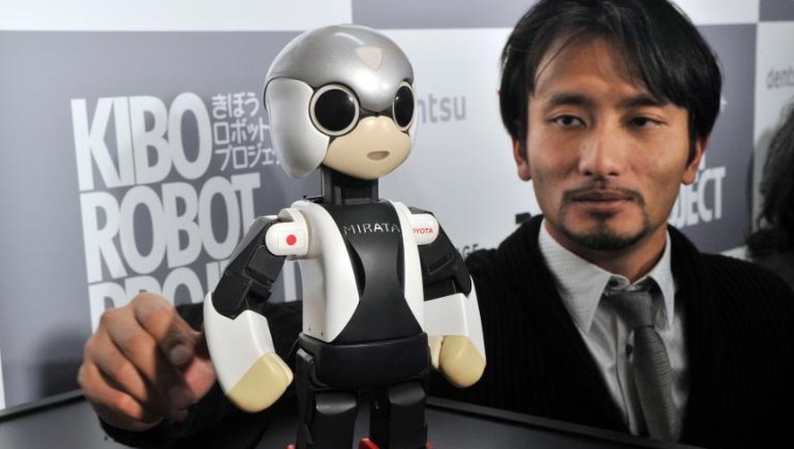 Le petit robot "Mirata", frère jumeau de "Kirobo", et son créateur le professeur Tomotaka Takahashi de l'université de Tokyo, le 19 décembre 2013