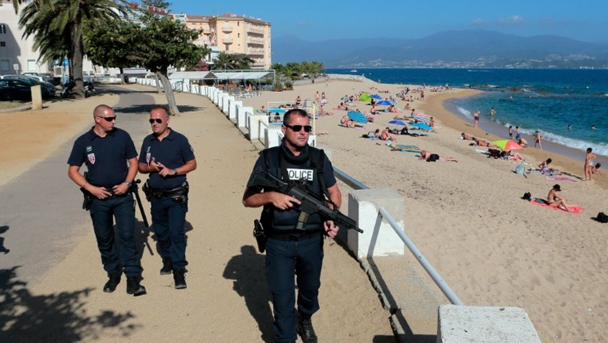 Policiers armés en patrouille sur la plage Trottel le 1er août 2016 à Ajaccio