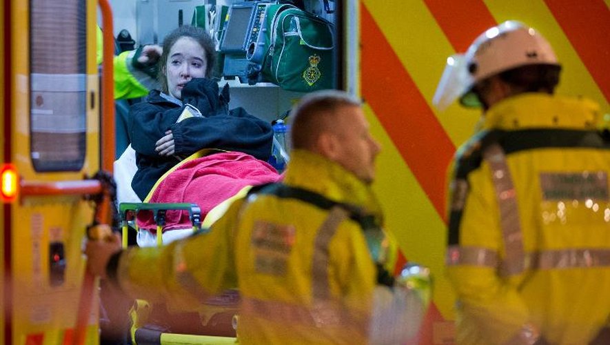 Une femme blessée dans une ambulance devant l'Apollo Theatre de Londres le 19 décembre 2013