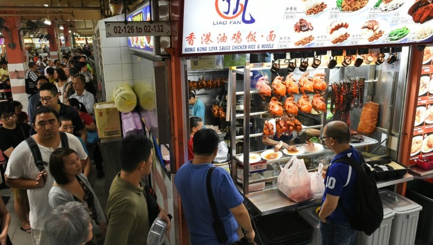 Les clients doivent parfois attendre jusqu'à deux heures pour goûter un bol de nouilles à la viande hachée, Singapour le 22 juillet 2016
