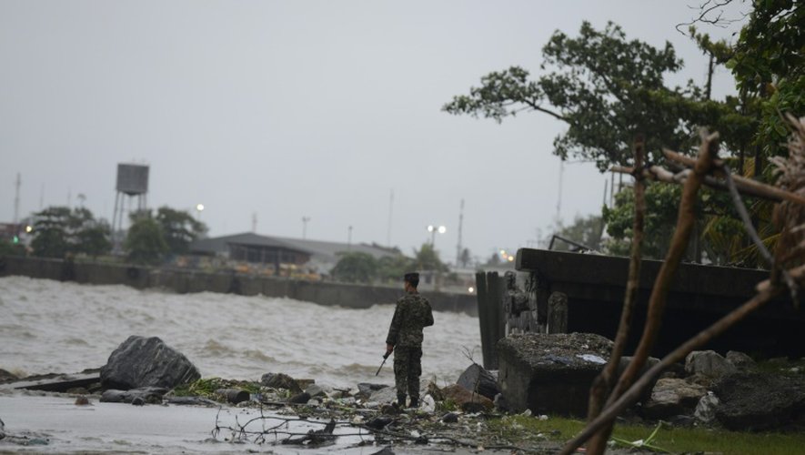 Un soldat le 3 août 2016 sur le rivage de Puerto Cortes au Honduras avant le passage de l'ouragan Earl