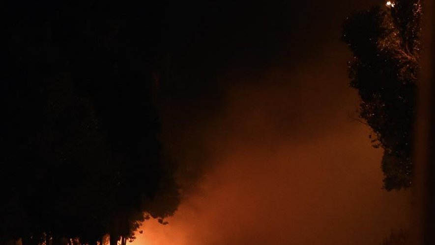 Un point de contrôle tenu par les forces loyalistes en proie aux flammes, le 6 septembre 2014 à la sortie de Marioupol