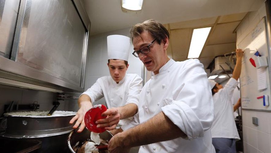 Laurent Jeannin montre comment faire la bûche chocolat-noix de pécan caramélisées le 26 novembre 2013 à Paris-