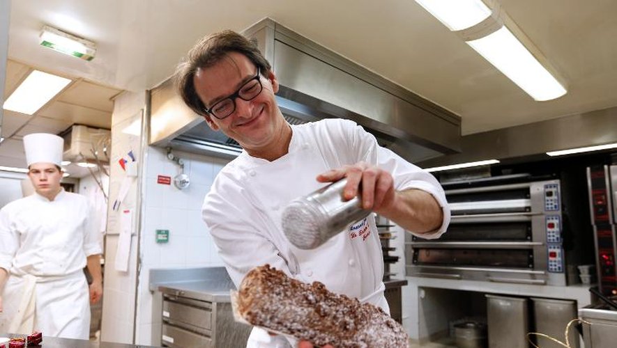 Laurent Jeannin montre comment faire la bûche chocolat-noix de pécan caramélisées le 26 novembre 2013 à Paris