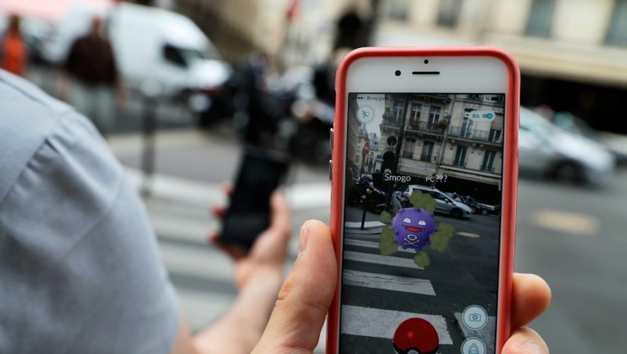 Des chasseurs de Pokémon Go le 24 juillet 2016 à Paris