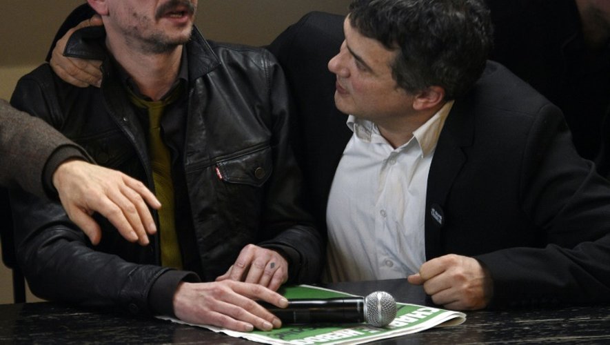 L'urgentiste Patrick Pelloux (D) réconforte le dessinateur Renaud Luzier lors d'une conférence de presse le 13 janvier 2015 à Paris