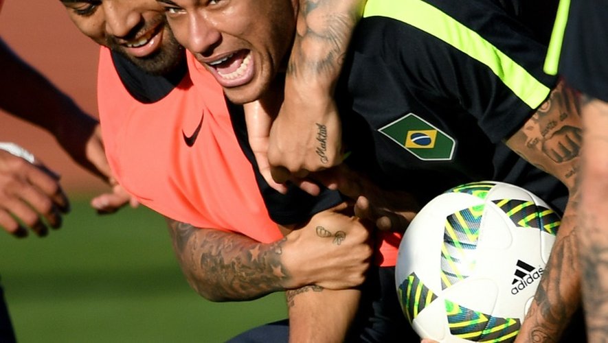 Le footballeur brésilien Neymar et son coéquipier Gabriel Jesus lors d'un entraînement à Brasilia le 1er août 2016