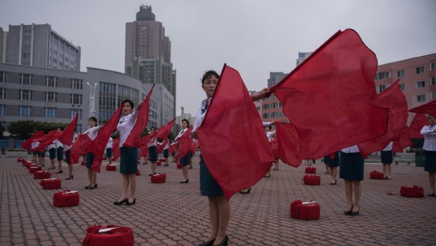 Une troupe de propagande sur une place de Pyongyang pour une campagne de mobilisation de masse lancée pour doper l'économie, le 10 juillet 2016