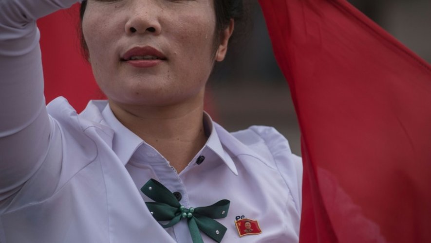 Une membre d'une troupe de propagande sur une place de Pyongyang dans le cadre d'une nouvelle campagne de mobilisation de masse lancée pour doper l'économie, le 10 juillet 2016