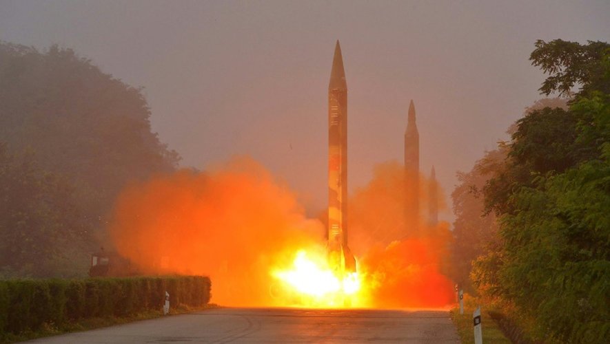 Photo fournie le 21 juillet 2016 par l'agence officielle nord-coréenne KCNA, d'un tir de missile à une date non précisée