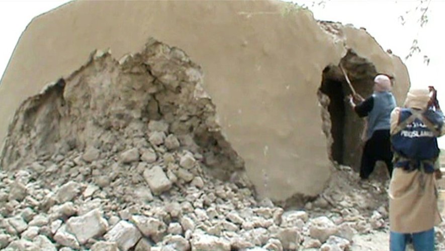 Capture d'écran d'une vidéo de jihadistes détruisant un ancien mausolée le 1er juillet 2012 à Tombouctou au Mal